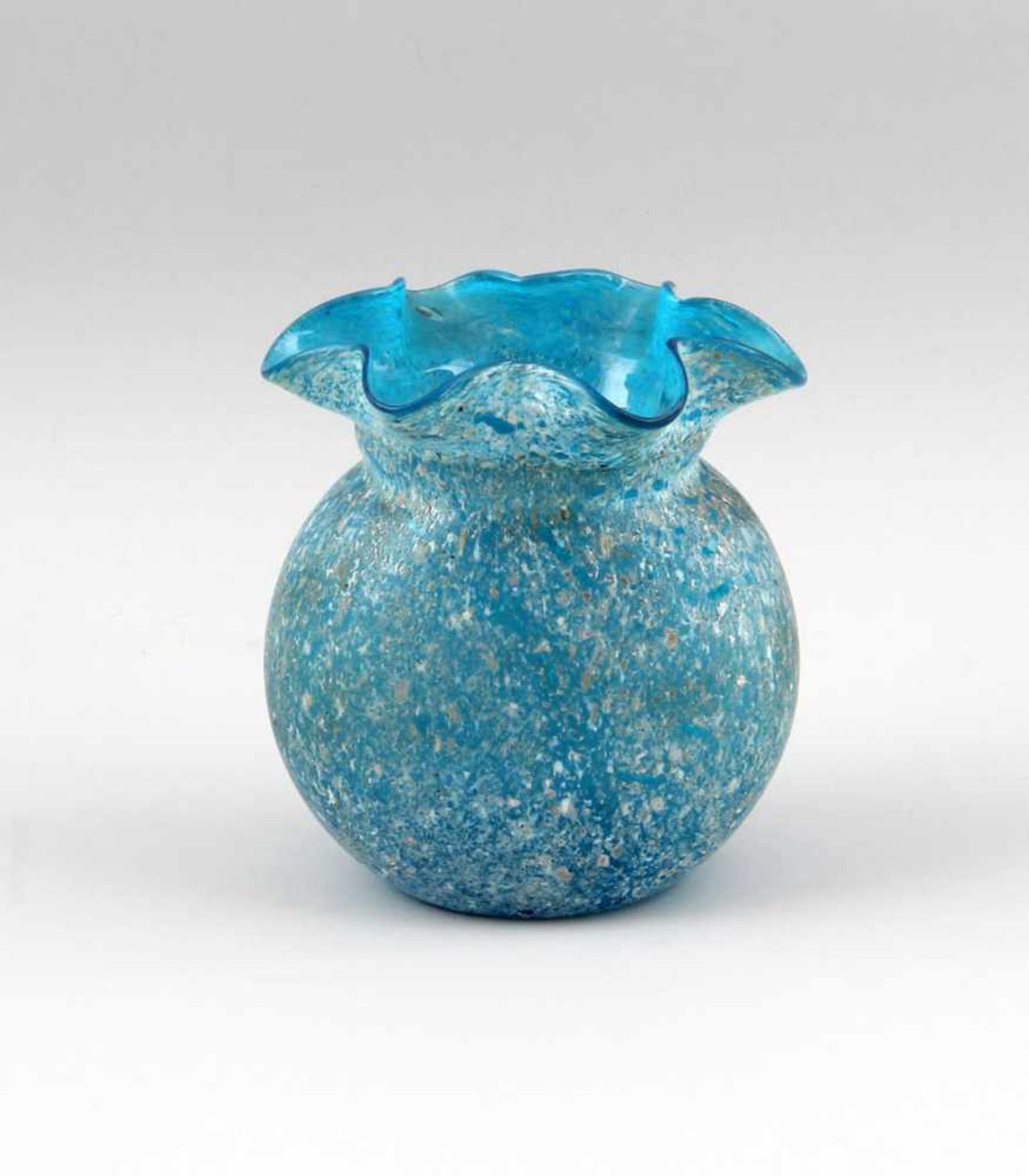 Hellblaue Vase Einschmelzungen.. hellblaues Glas mit weiß-beigen Kröselaufschmelzungen, bauchiger,