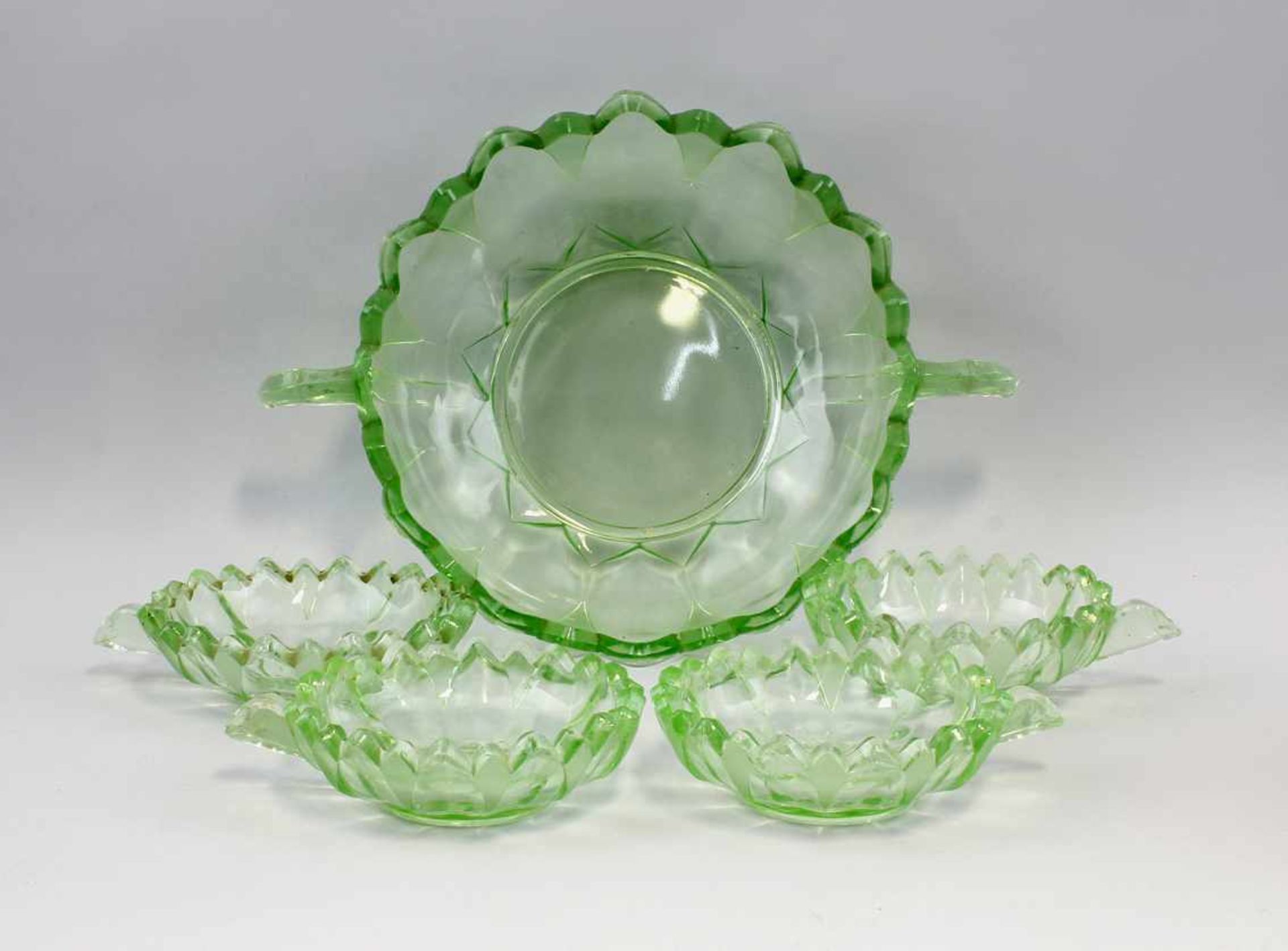 Hellgrüne Dessertgarnitur Art déco.. um 1930, bestehend aus Schale und 4 Schälchen, hellgrünes Glas,
