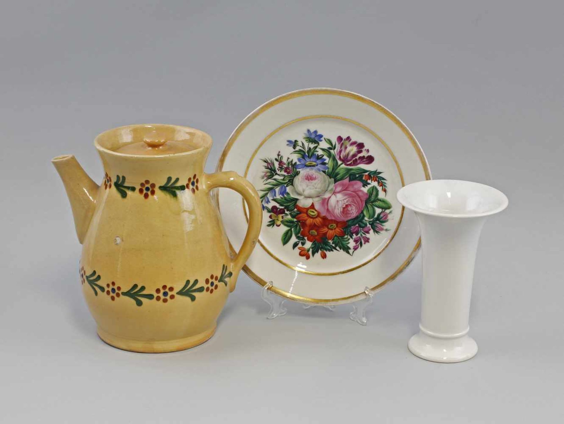 kleines Konvolut : bestehend aus Keramik-Kanne, Weißporzellan-Vase und handbemaltem Porzellan-
