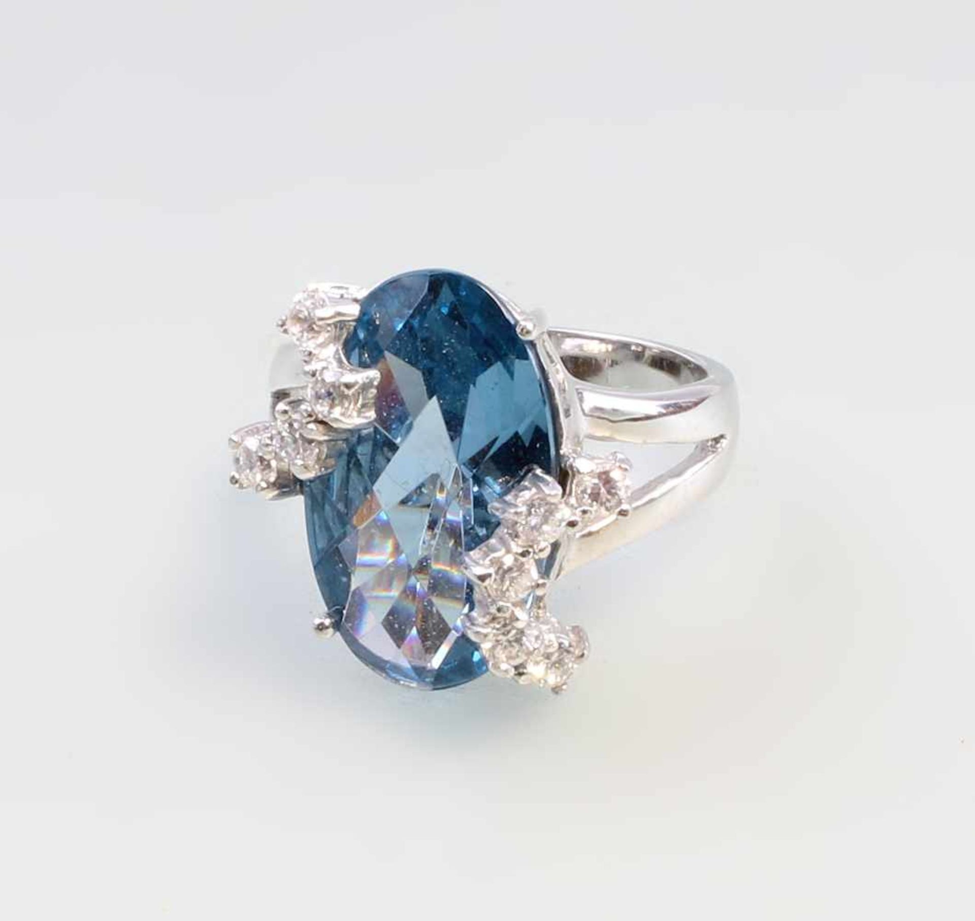 Blautopas-Ring mit weißen Steinen im Brillantschliff 925er Silber, 9,88 g, großer facettierter