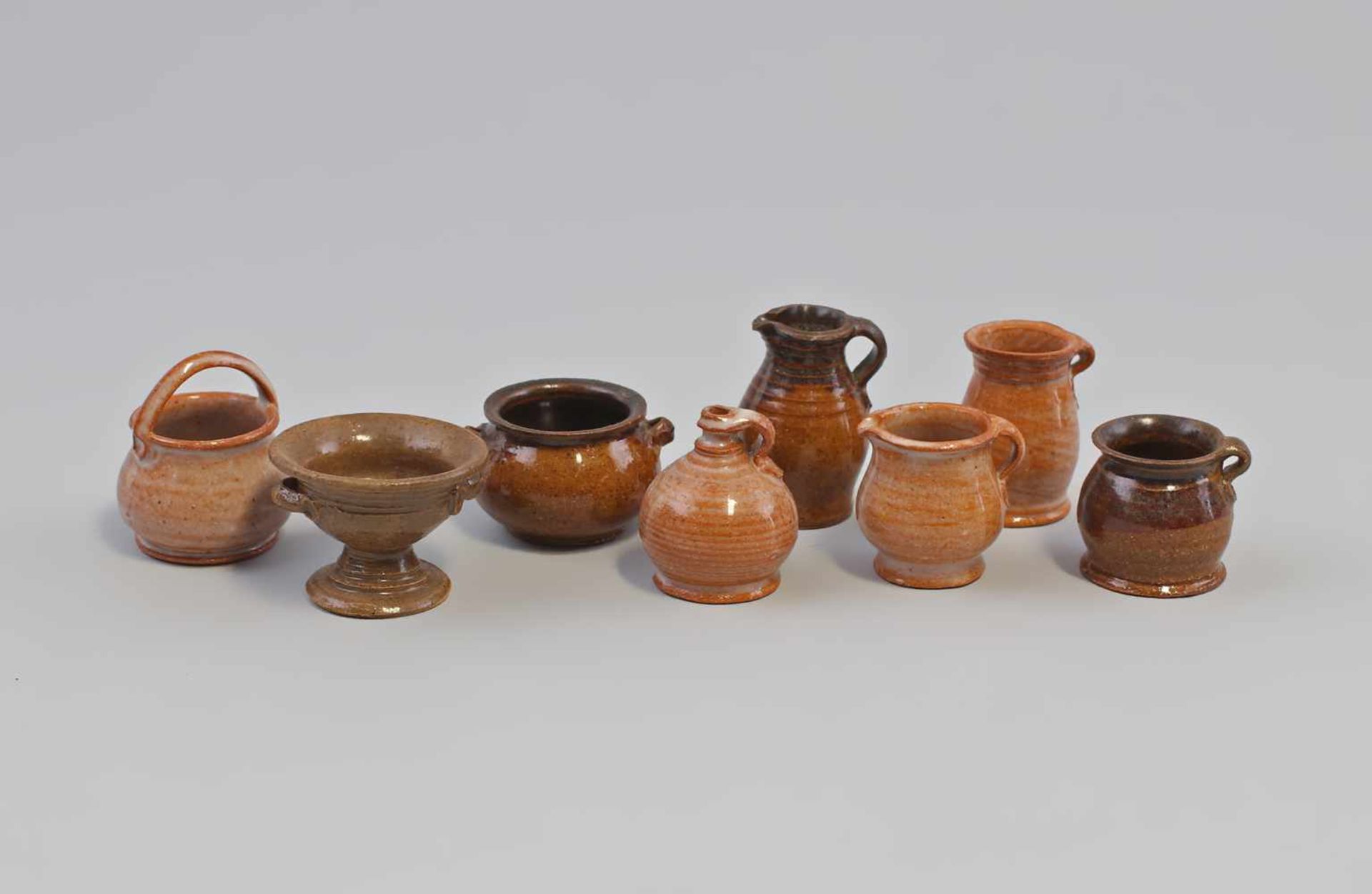 8 Keramikgefäße Puppenstube Ritzmarke, Künstlerkeramik, Handarbeit, H bis 4 cm