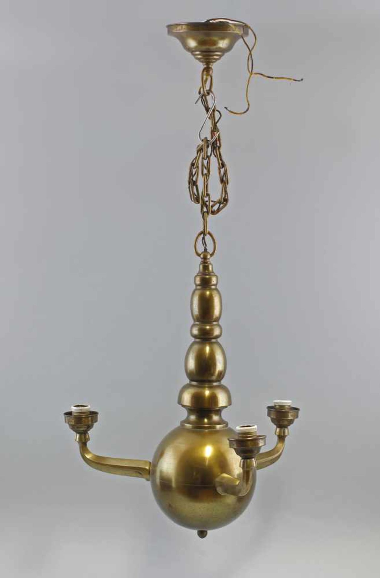 3-Armige Deckenlampe um 1920/40, Bronze, Baluster-Mittelstück an Kette und Baldachin, mit 3 - Bild 3 aus 3