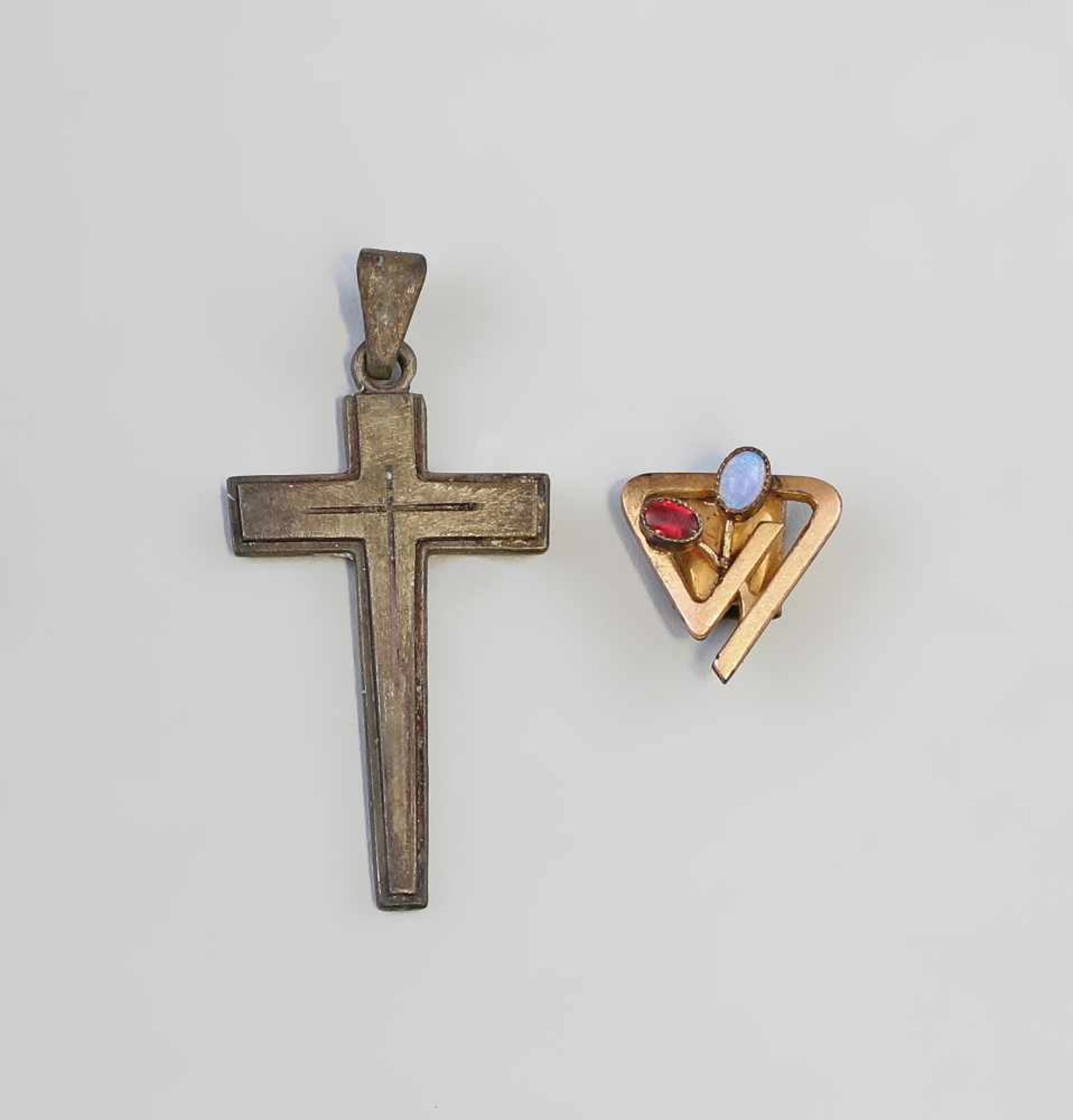 Kreuz Anhänger und Kettenschieber 19.Jh., silberfarbenes Metallkreuz, als Anhänger, L 4,5 cm,