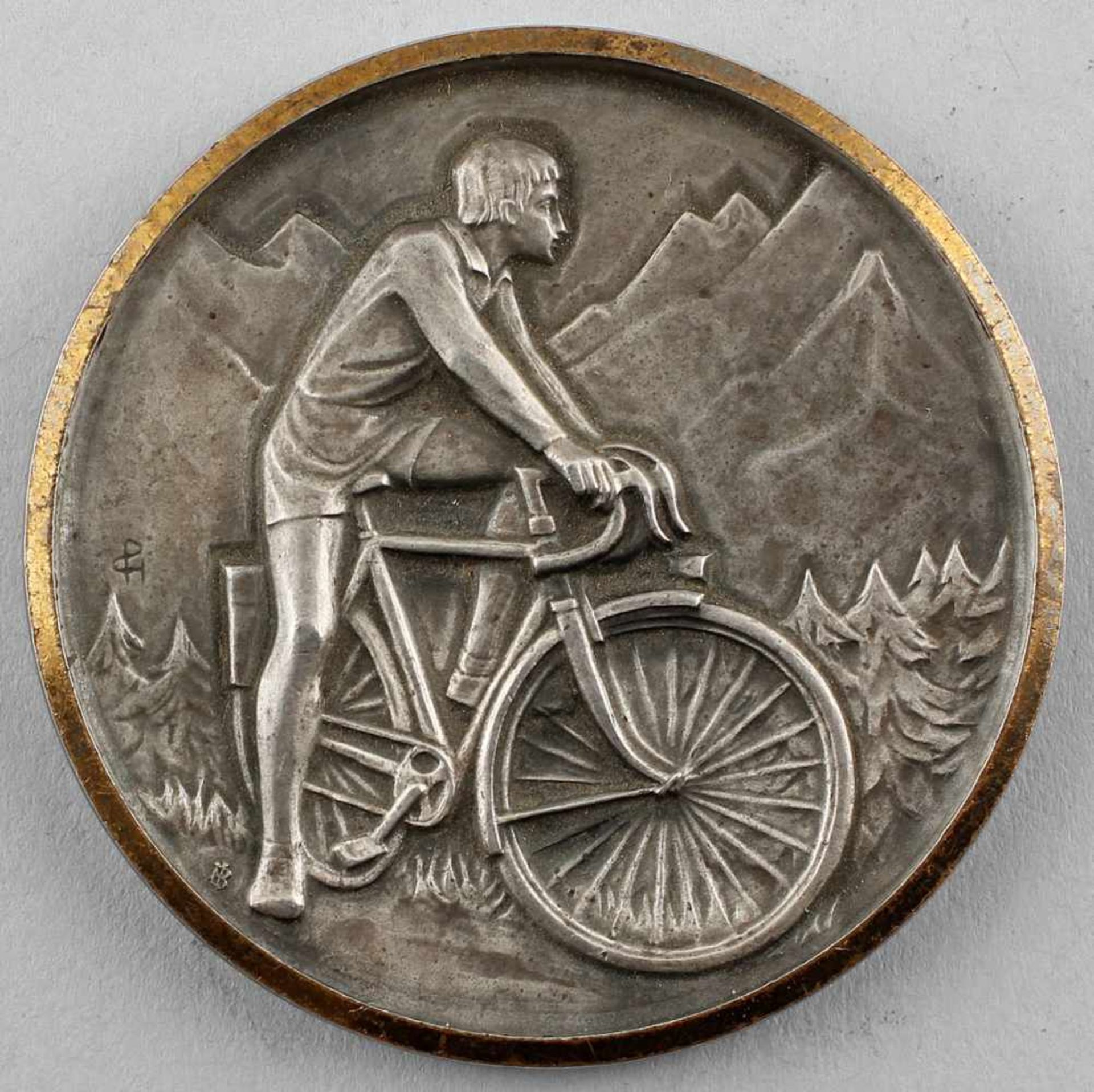 Medaille Radfahrer :. silberfarb. mit goldfarb. Rand, signiert PH, auf Rand geprägt "J. Balme", Vs