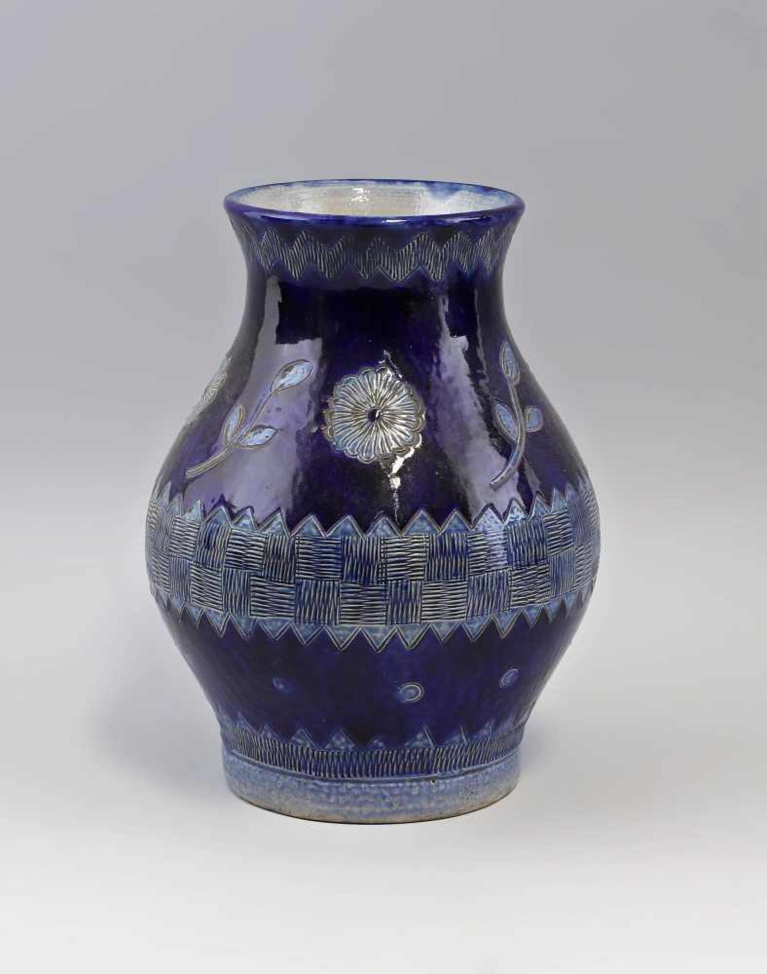 Vase Ritzdekor Prägemarke KMB III in Raute, wohl Westerwald, graue Salzglasur, kobalzblaue Bemalung,