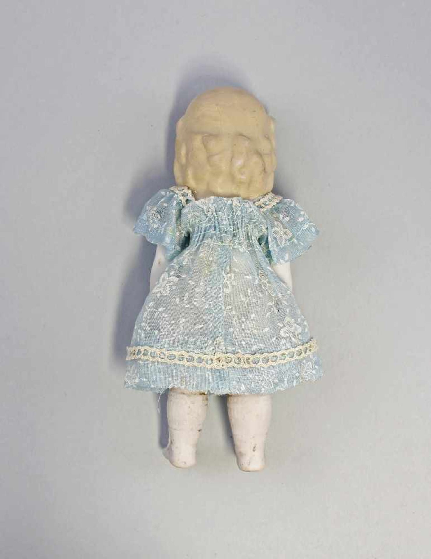 Ganz-Bisk.-Porz.-Puppenstubenpuppe um 1900, anmod. blondes Haar, Arme und Beine mit Draht - Bild 2 aus 2
