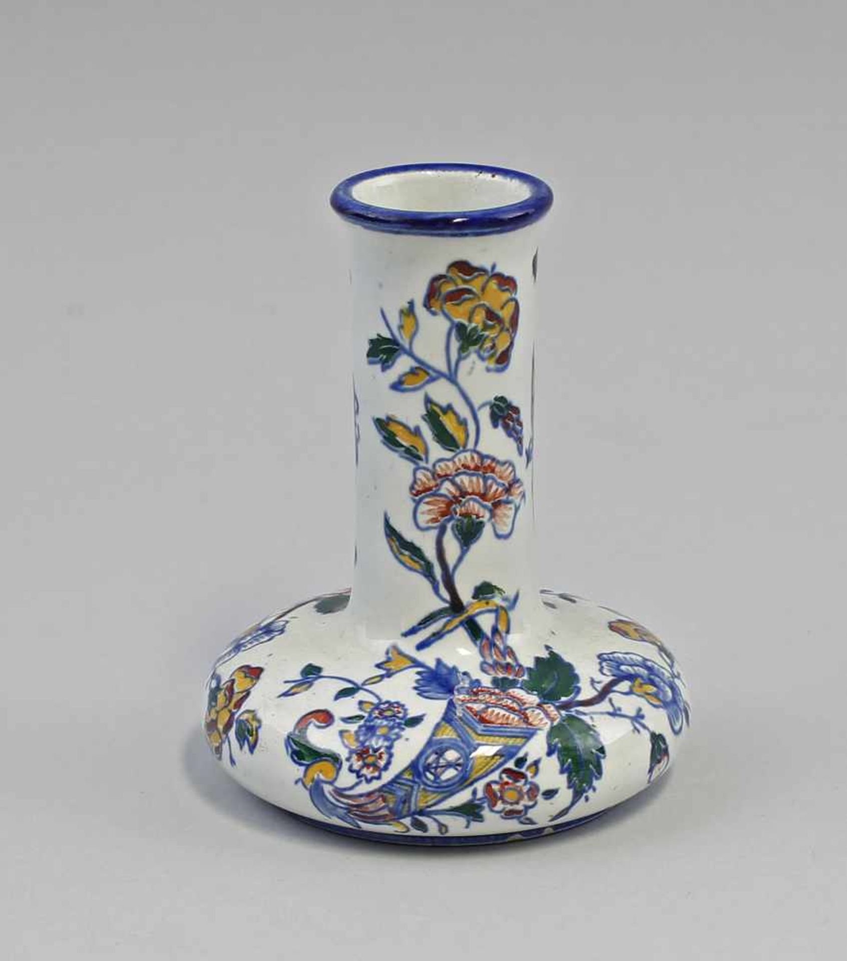 Vase Gien: um 1900, gemarkt Gien Frankreich, florales, polychromes Dekor, gedrückter Korpus mit