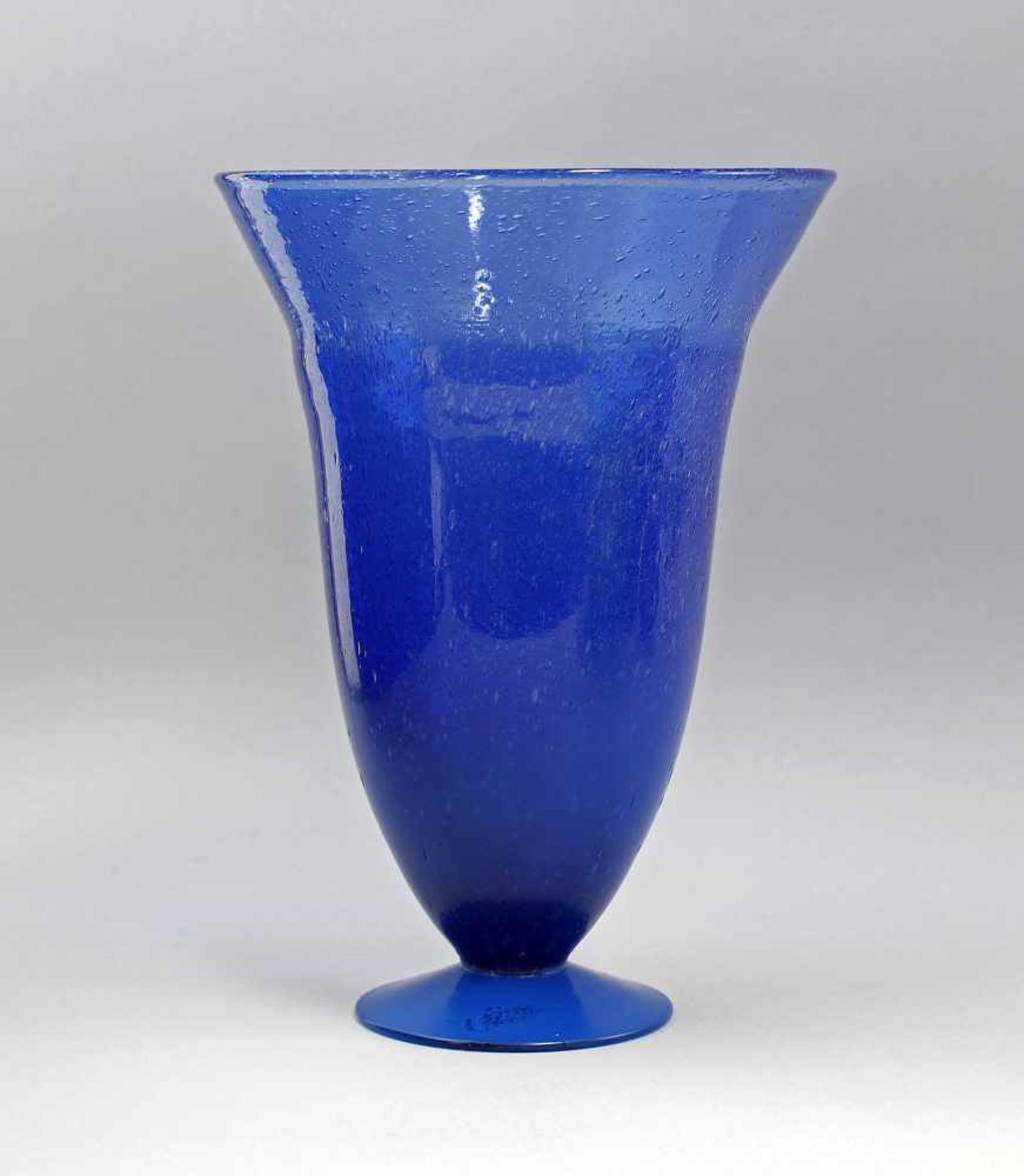 Blaue Kratervase. blaus Glas mit zahlreichen Lufteinschlüssen, kraterförmiger Korpus auf