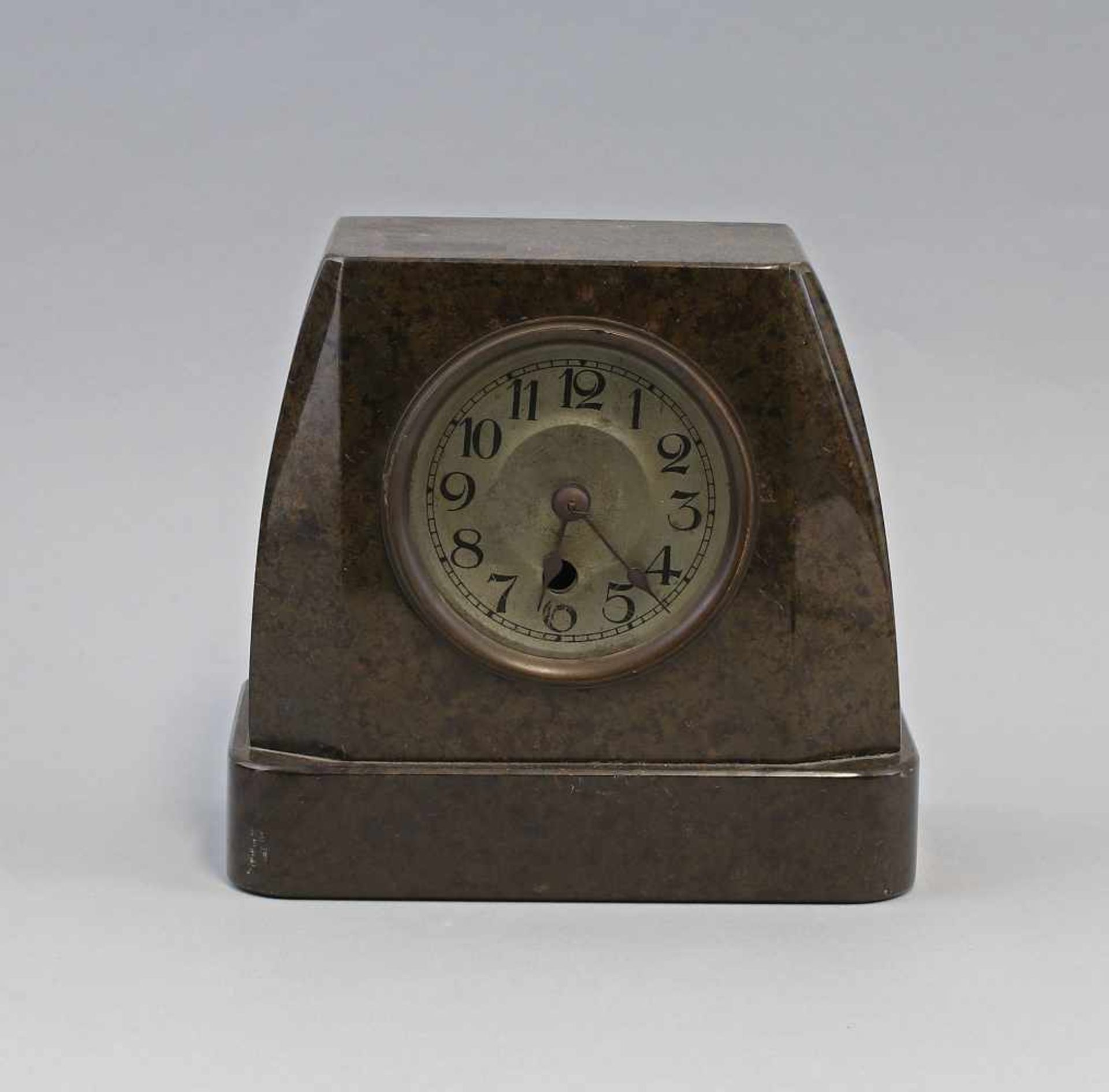 Kamin-Uhr mit Serpentin-Gehäuse 1.H.20.Jh., olivgrün/braunes Steingehäuse (Serpentin),