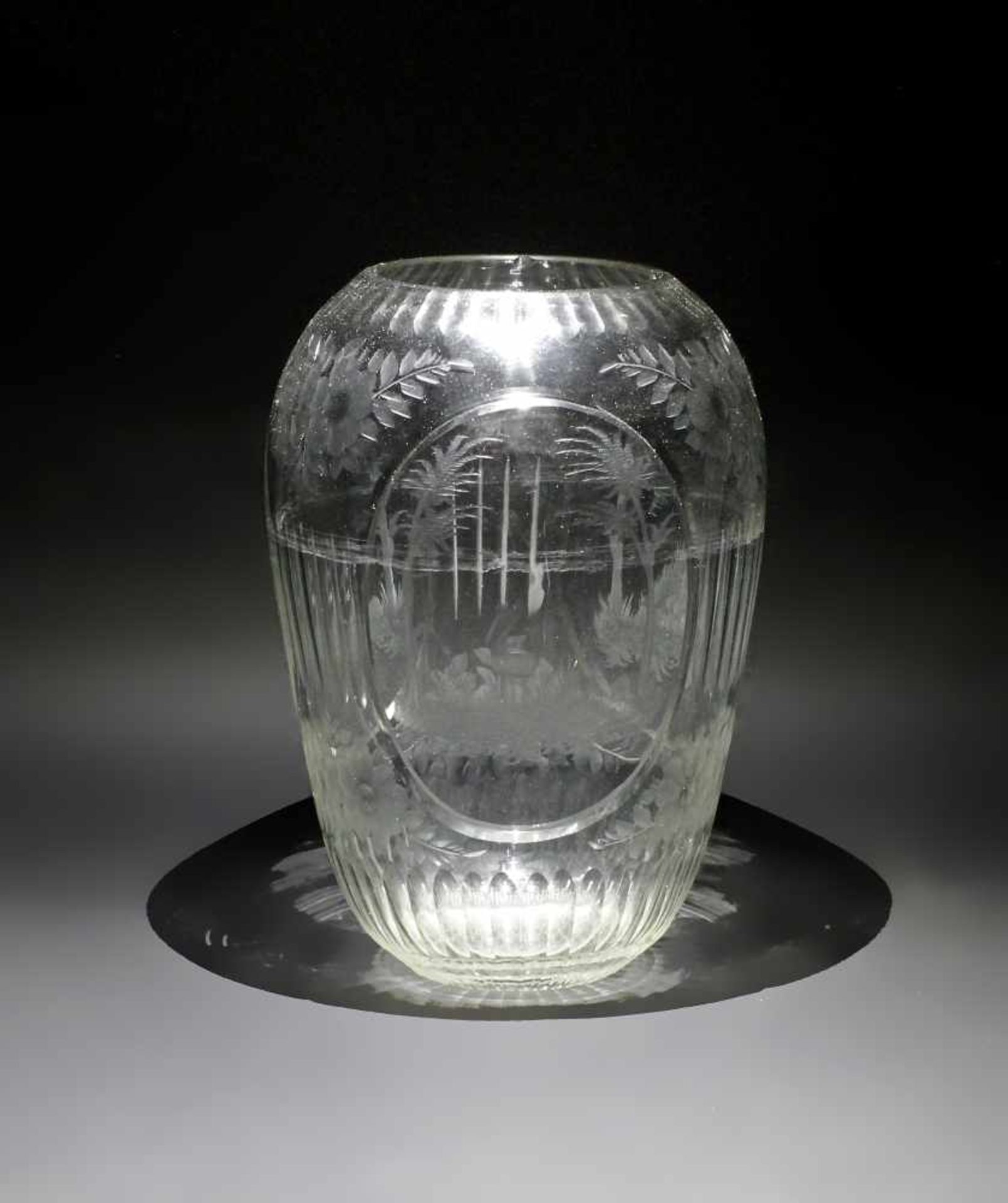 Handbeschliffene Vase: alt, farbloses Glas, ovoide Form, Wandung in verschiedenen Schliffarten