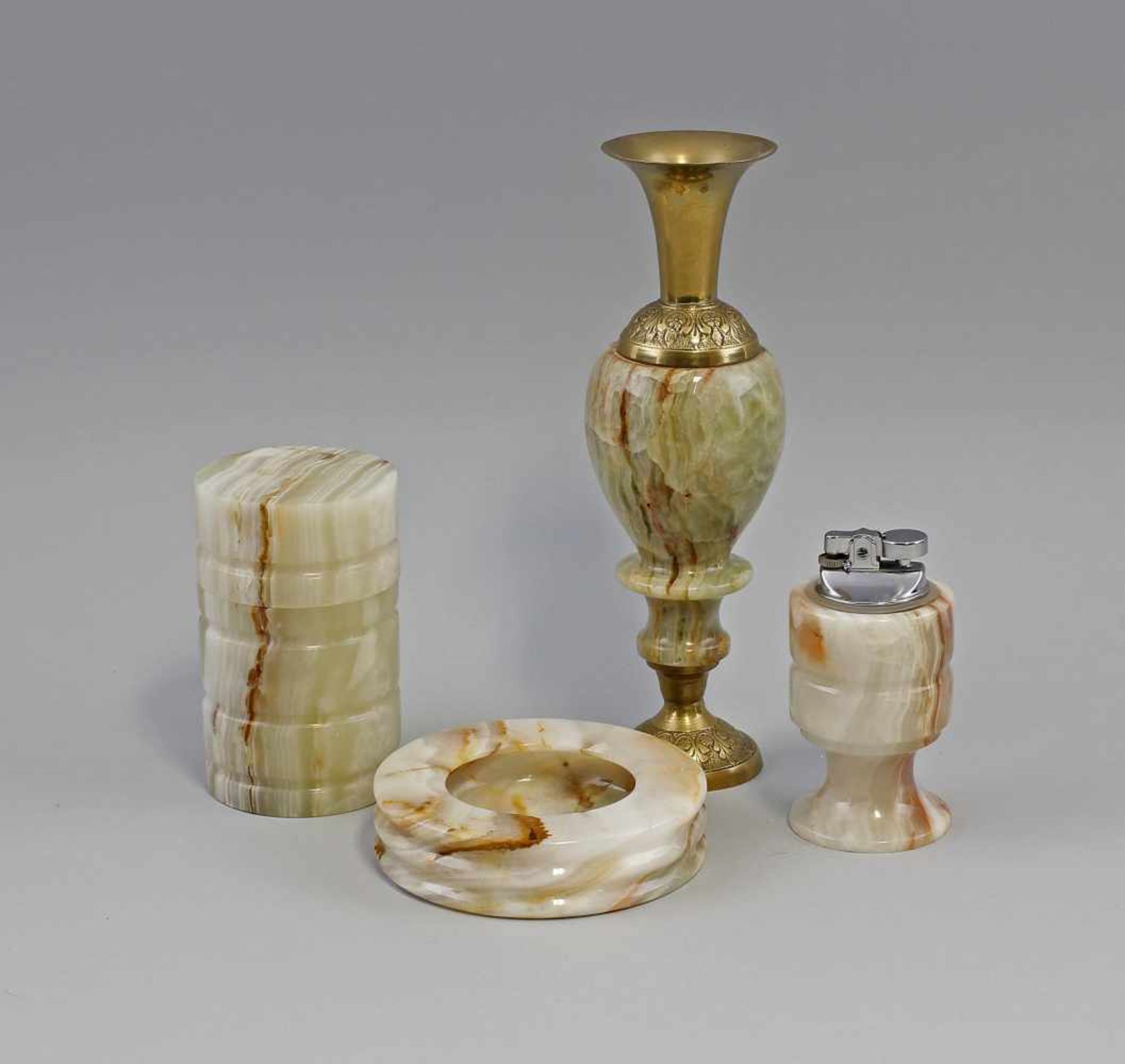 Rauchergarnitur Stein. 4-tlg., aus grün/braun-beige geädertem Stein (Onymarmor?), dabei Vase mit