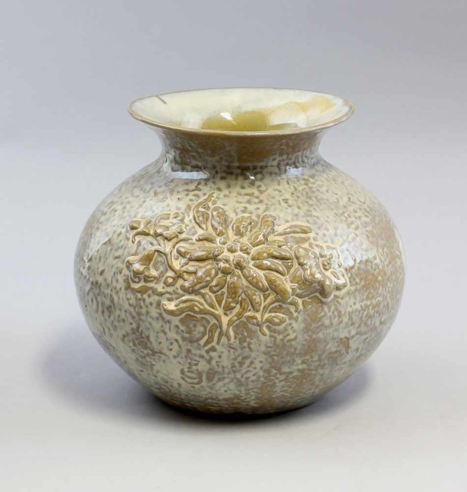 Vase Laufglasur Blumenrelief.. ungemarkt, kugelige Vase mit eingezogenem Hals und geweiteter