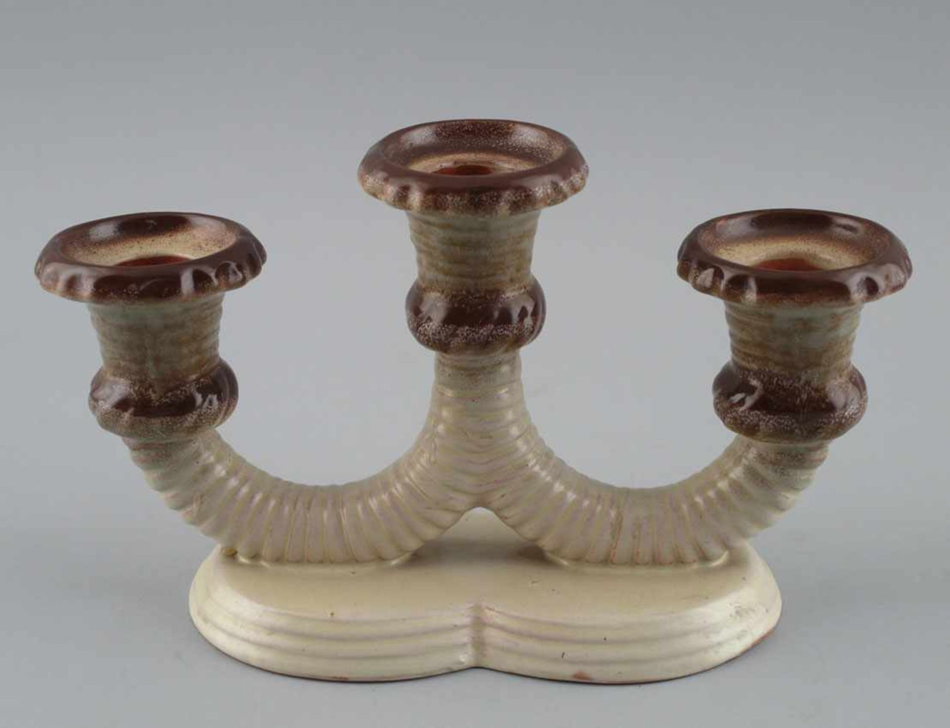 3-Flammiger Tisch - Leuchter Keramik, ungemarkt, um 1920/40, roter Scherben beige und braun