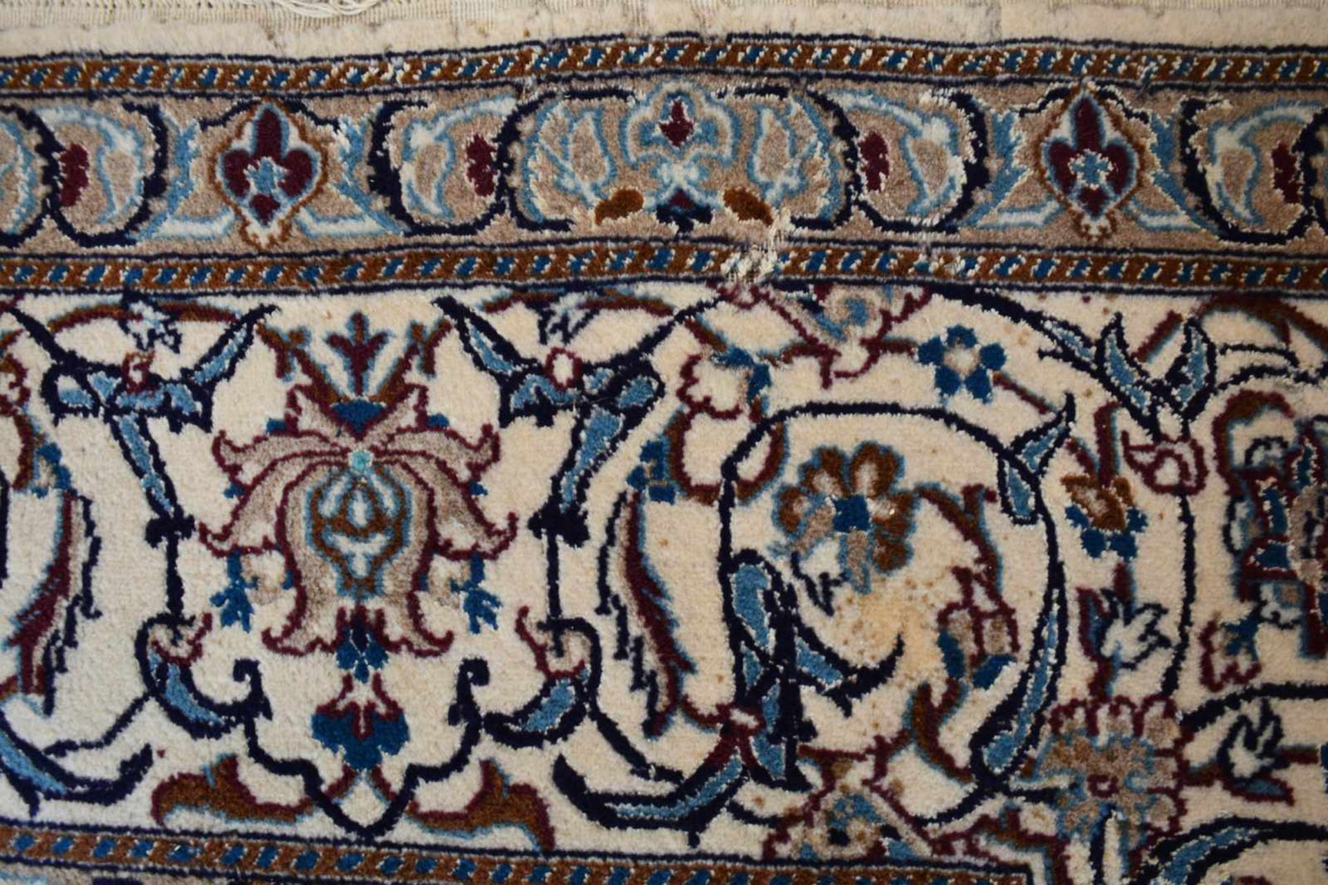 Nain Persien, Wolle auf Wolle, 294 cm x 392 cm, handgeknüft, partiell einige abgetretene Partien - Bild 2 aus 3