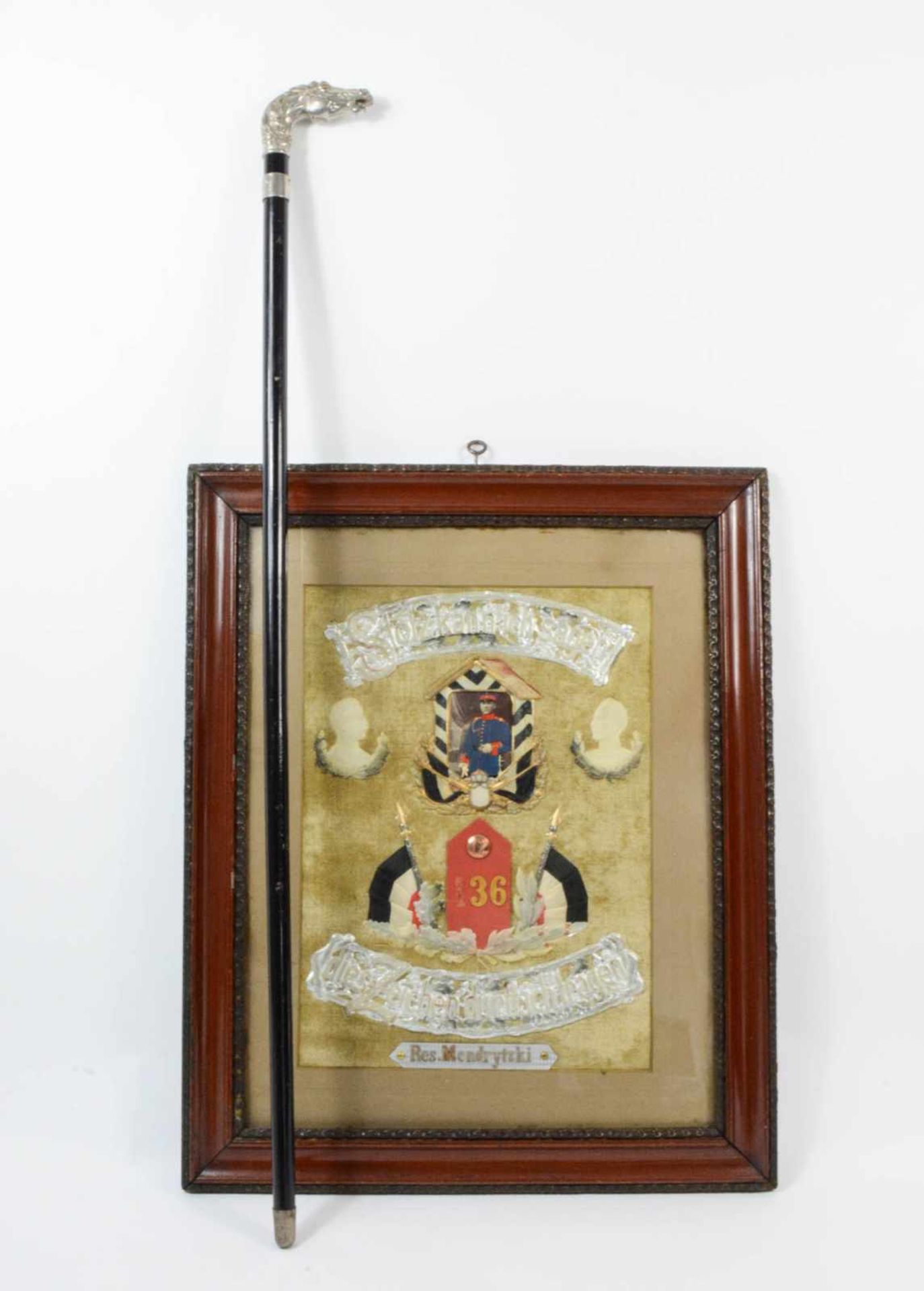 Reservistenbild und -Stock 1. Weltkrieg, Stickarbeit mit Spruchband und Foto, 39 cm x 28 cm