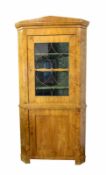 Biedermeier-Eckschrank Um 1840, Esche, furniert, Aufsatz mit Glas, Höhe 210 cm, Breite 100 cm, Tiefe