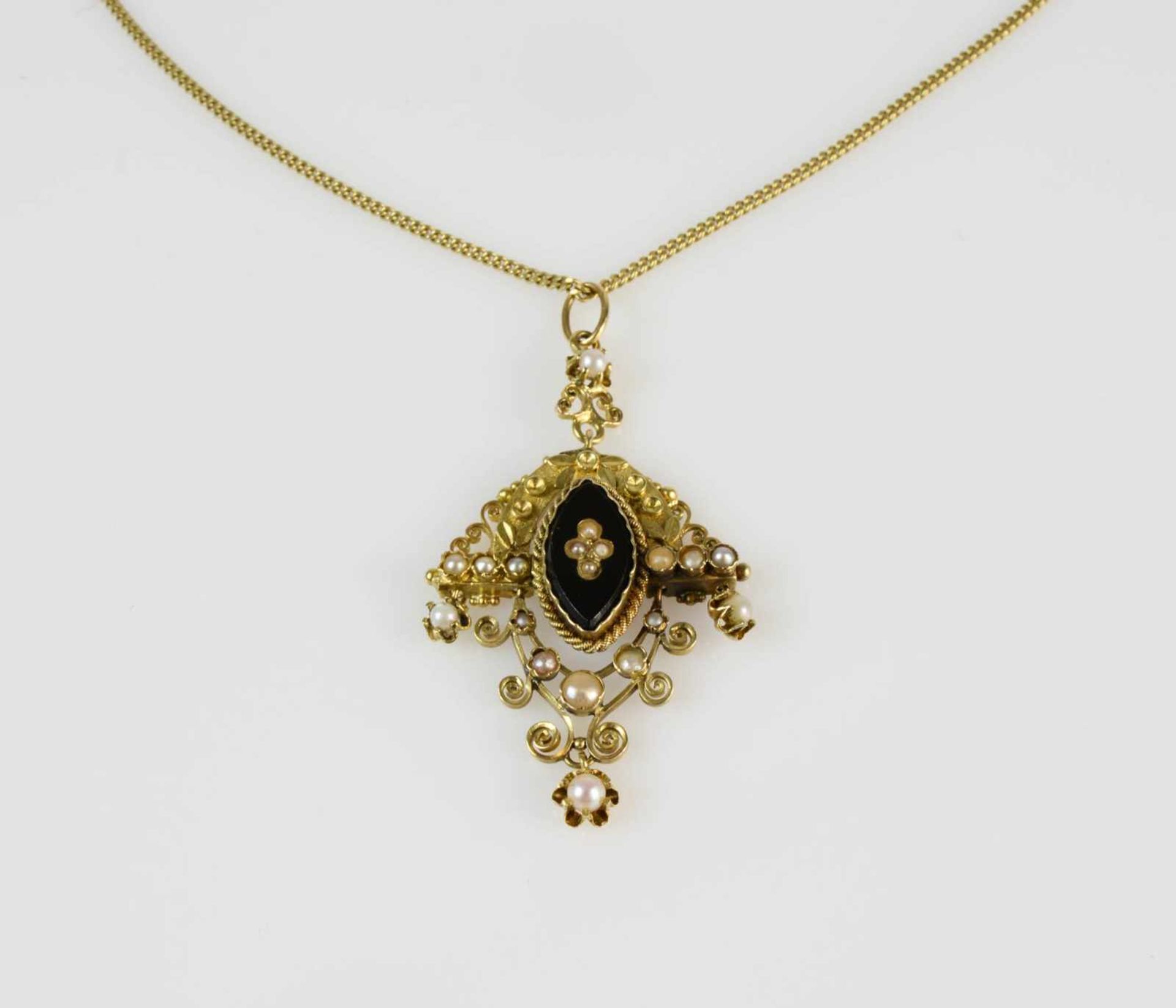 Collier Historismus, 585 Gelbgold, Anhänger filigran floral ornamentiert, besetzt mit schwarzem