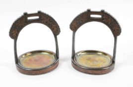 Paar dekorativer Steigbügel China, 20. Jh., Eisen mit reichen Tauschierungen in Kupfer und Messing