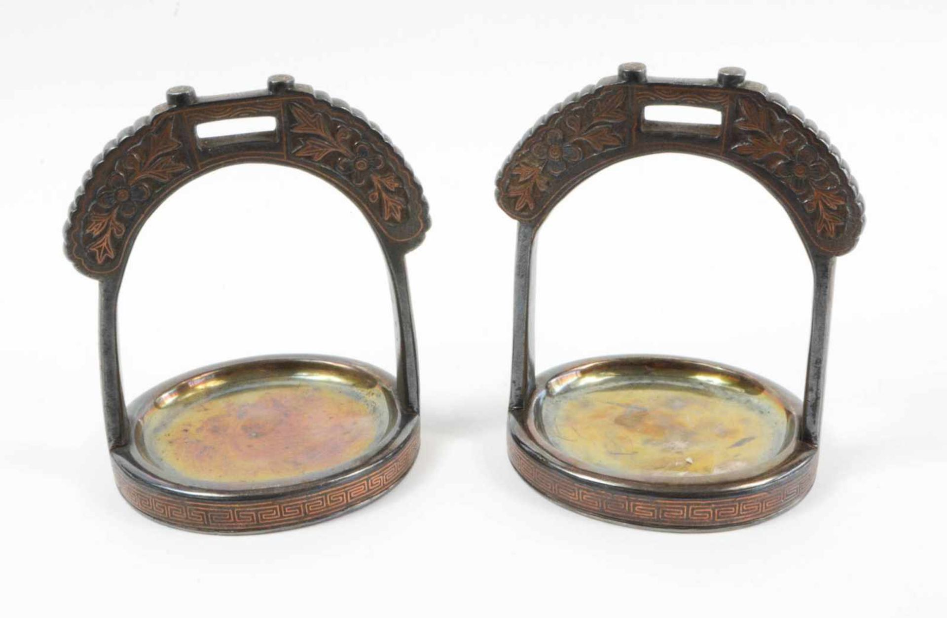 Paar dekorativer Steigbügel China, 20. Jh., Eisen mit reichen Tauschierungen in Kupfer und Messing
