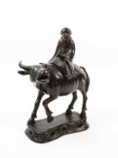 Büffel mit Laotse China, 20. Jh., Guss, Metallsockel, Höhe 29 cm