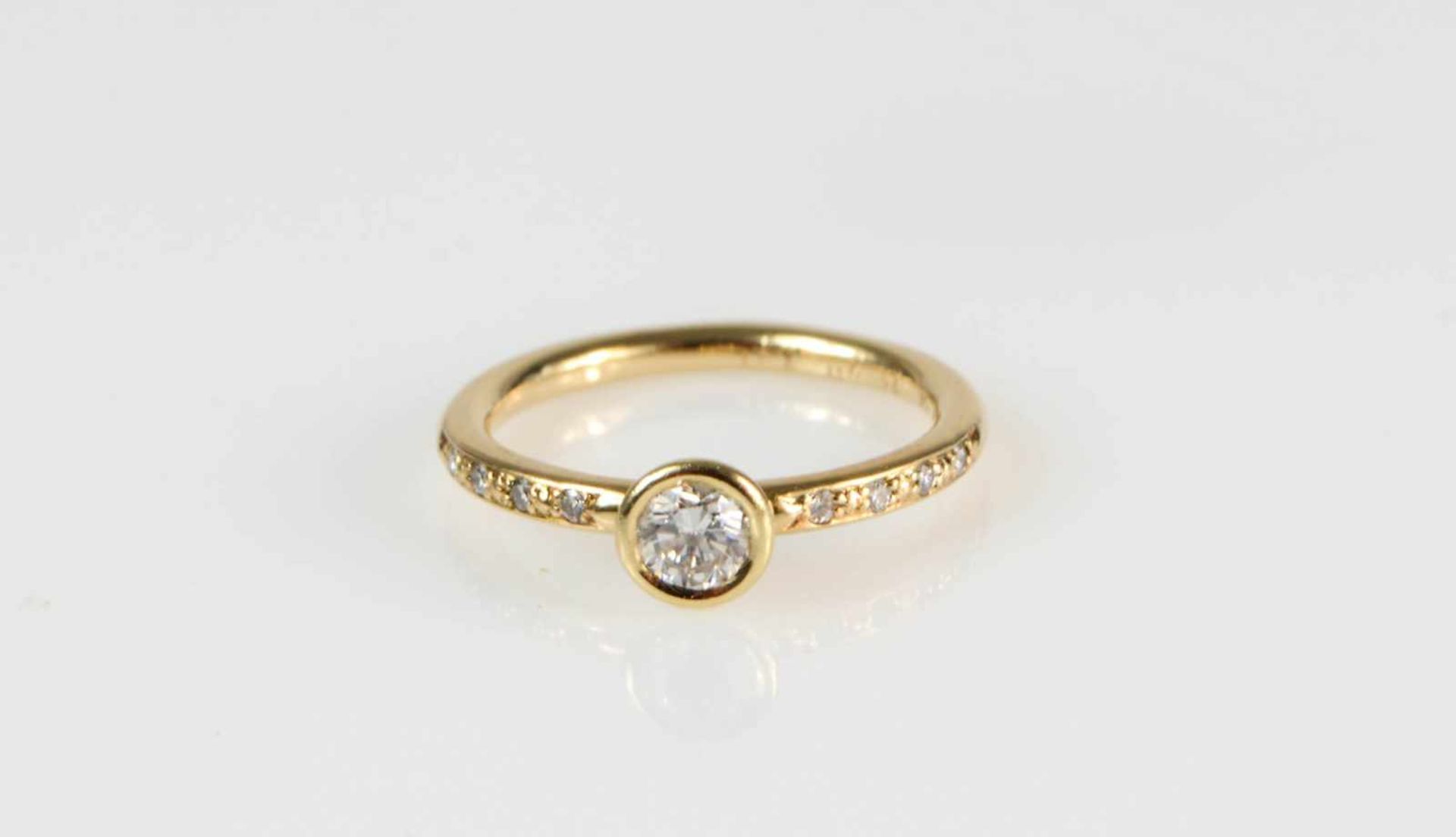 Damenring 585 Gelbgold, besetzt mit einem frontalen Brillanten, ca. 0,27 ct, seitlich rechts und