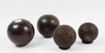 Konvolut Boule-Kugeln (Bowl Balls) 4-tlg., England, Holz und Metall, zwei Kugeln mit Elfenbein-