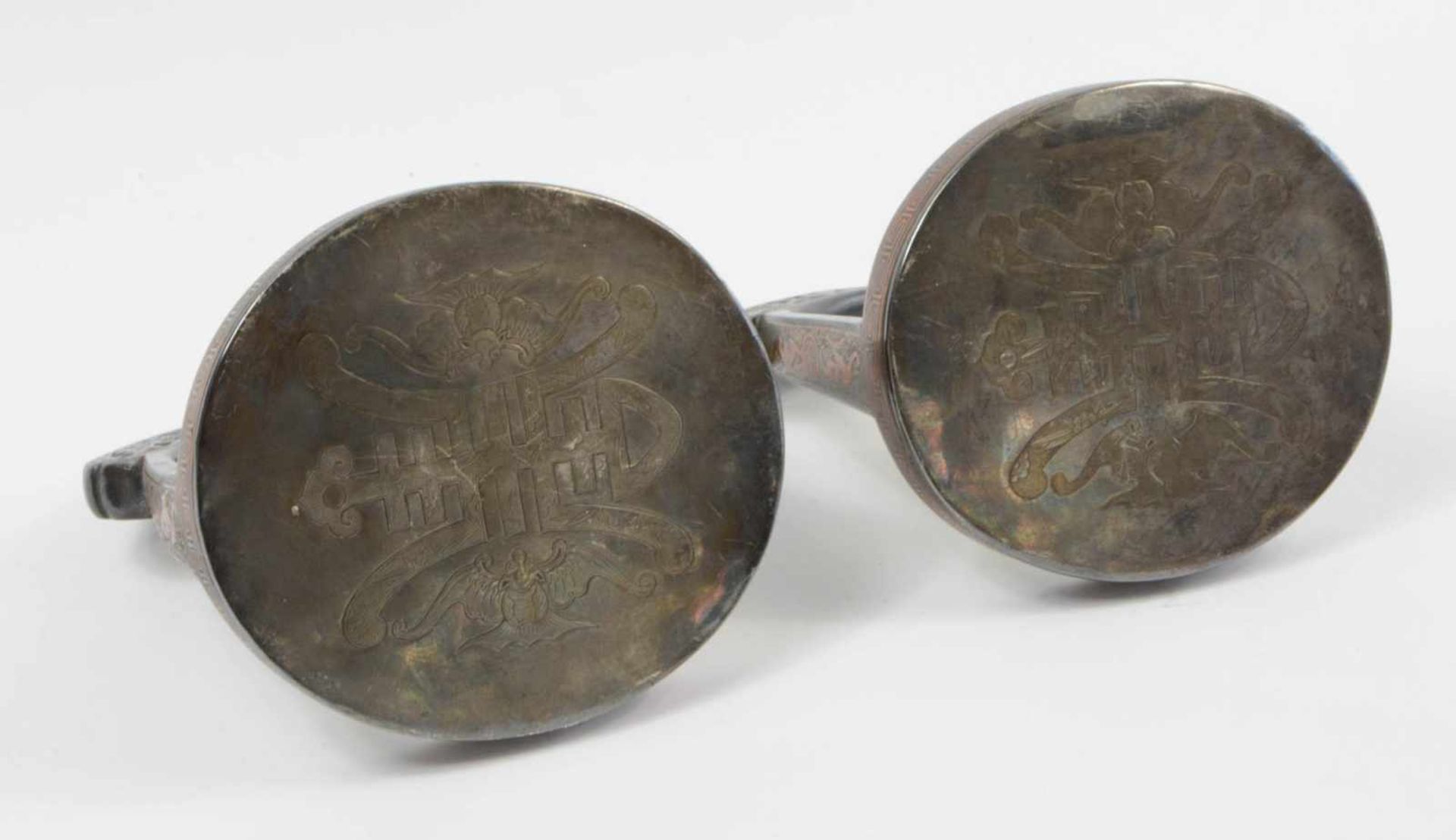 Paar dekorativer Steigbügel China, 20. Jh., Eisen mit reichen Tauschierungen in Kupfer und Messing - Bild 2 aus 2