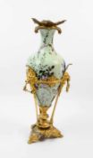 Prunkvase mit Vogel- und Blütendekor Frankreich, Ende 19. Jh., Keramik und vergoldete Bronze, Höhe