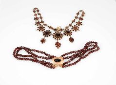 Granatcollier und Armband Collier, vor 1900, Silber vergoldet, Sicherheitskette 333 und 585