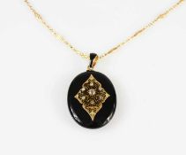 Medaillonkette Um 1860, 750 Gelbgoldkette mit ovalem Anhänger aus schwarzem Onyx, Roségold-Öse,