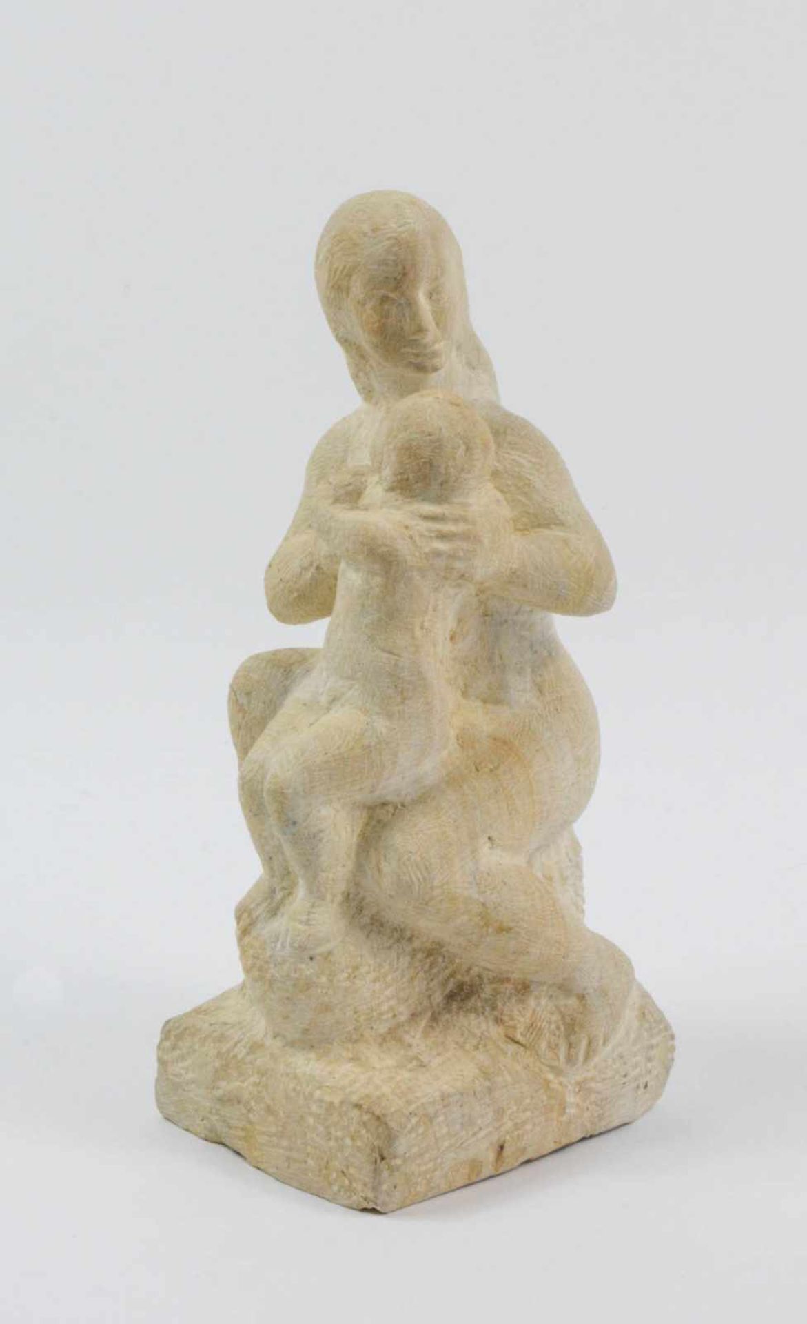 Milos Hruska (1924 - 1997, Tschechien) Mutter mit Kind, Sandstein, Höhe 23,5 cm, unterseitig