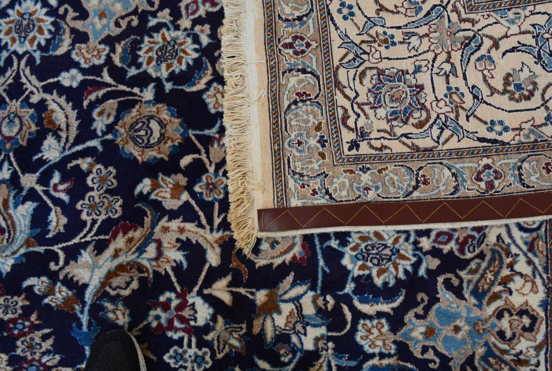 Nain Persien, Wolle auf Wolle, 294 cm x 392 cm, handgeknüft, partiell einige abgetretene Partien - Bild 3 aus 3