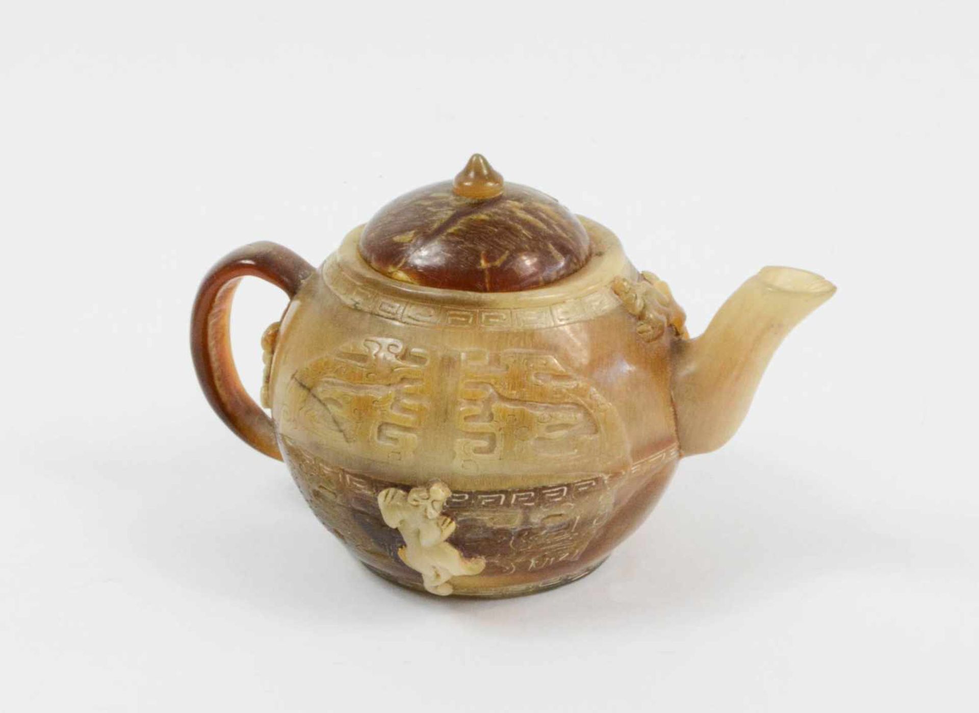 Teekanne aus Büffelhorn China, 20. Jh., die Wandungen mit Mäanderbordüren und aufgelegten Drachen,