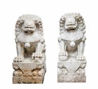 Paar Shishi-Wächterlöwen Marmor, jeweils mit beweglicher Glückskugel im Maul, die Tatze des