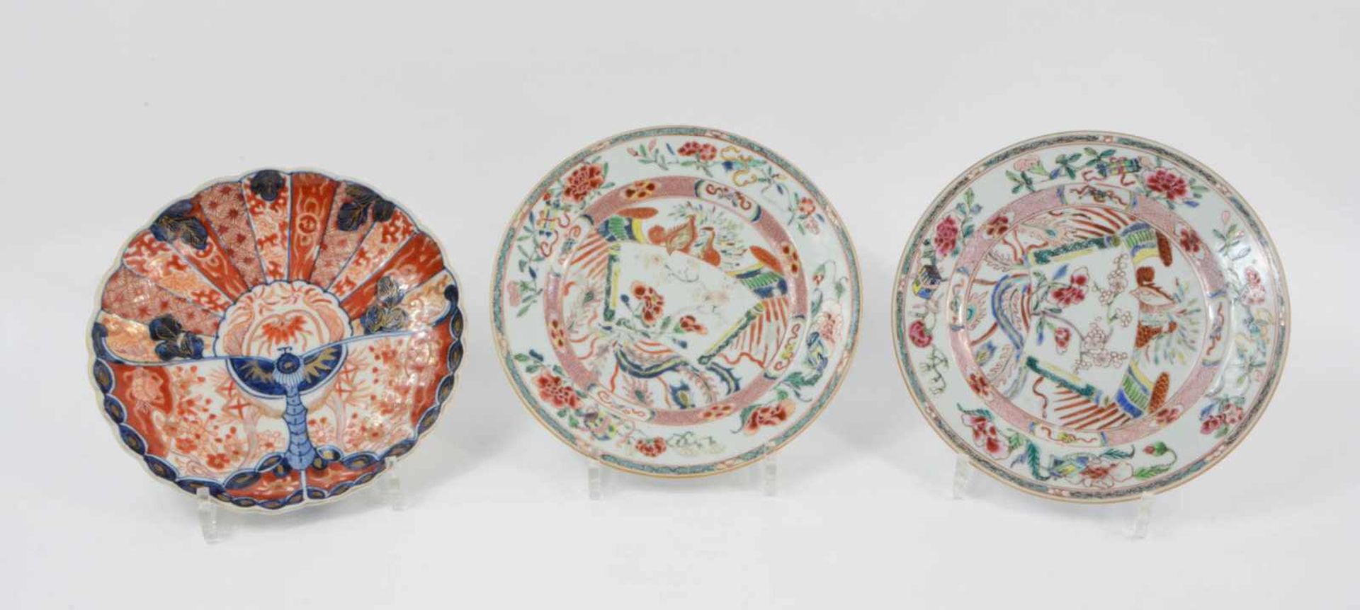 Konvolut asiatischer Teller 3-tlg., Paar famille rose Teller, China, um 1920, Pänoien- und