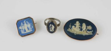 Wedgwood-Set 3-tlg., England, blaue Buiskuitplatten mit weißer Auflage, Ring, 925 Silber mit antikem