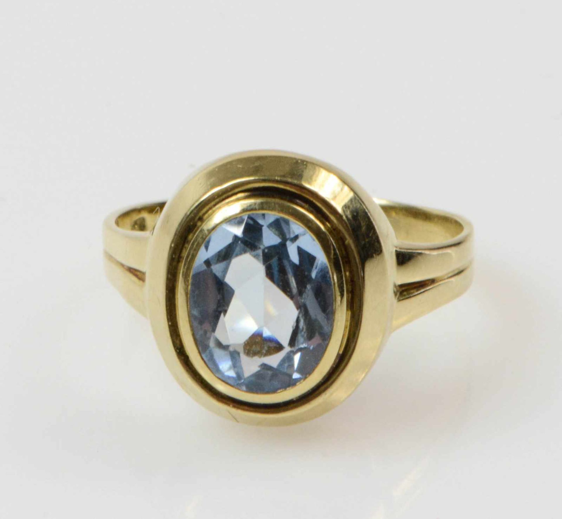 Damenring 585 Gelbgold, besetzt mit einem ovalen Blautopaz in Zargenfassung, Ringdurchmesser 19