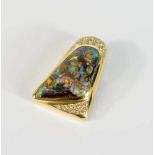 Anhänger 750 Gelbgold, besetzt mit 19 Brillanten, gesamt ca. 0,38 ct, Boulder-Opal, Länge 3,6 cm,