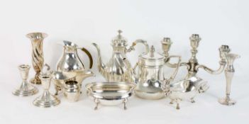 Konvolut Silberobjekte 12-tlg., 2 Kerzenständer, gefüllt, 2 Saucieren und eine Vase, 925 Silber,