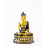 Buddha auf Lotussockel Nepal, 2. Hälfte 20. Jh., feiner Bronzeguss, feuer- und blattvergoldet,