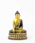 Buddha auf Lotussockel Nepal, 2. Hälfte 20. Jh., feiner Bronzeguss, feuer- und blattvergoldet,