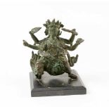 Durga auf Sockel Nepal/Nordindien, um 1850, Bronzeguss mit grüner Patina, sechsarmig in Alidhasana-