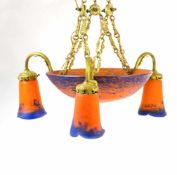 Deckenlampe mit großer Mittelschale Jean Noveroy, Nancy, Klarglas mit blauen und orangenfarbenen