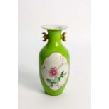 Vase im Famille-Rose-Stil China, Ende 19. Jh., Höhe 22,5 cm, Zertifikat vorhanden, unterseitig mit