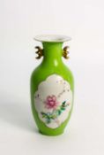 Vase im Famille-Rose-Stil China, Ende 19. Jh., Höhe 22,5 cm, Zertifikat vorhanden, unterseitig mit