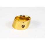 Damenring 585 Gelbgold, besetzt mit einem braunen Brillanten, ca. 0,20 ct, Ringdurchmesser 18 mm,
