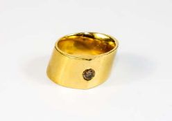 Damenring 585 Gelbgold, besetzt mit einem braunen Brillanten, ca. 0,20 ct, Ringdurchmesser 18 mm,