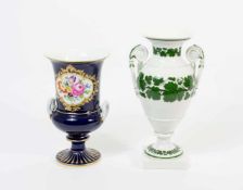 Paar Vasen Meissen, 20. Jh., Porzellan, weiß, eine farbig, eine gold staffiert, Höhe 24,5 cm und