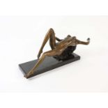Unbekannter Künstler (20. Jh.) Liegender Frauenakt, Bronze auf Marmorplinthe, 27 cm x 57 cm,