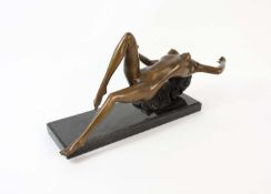 Unbekannter Künstler (20. Jh.) Liegender Frauenakt, Bronze auf Marmorplinthe, 27 cm x 57 cm,